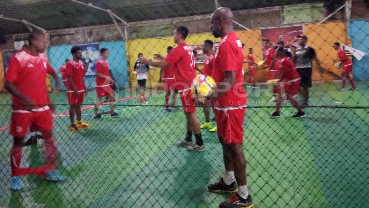 Skuat Persipura saat berlatih ringan di lapangan futsal. Copyright: © Sudjarwo/INDOSPORT