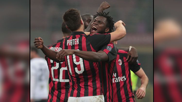 AC Milan takkan terburu-buru melepas Frank Kessie (kiri) meski pemain yang bersangkutan tengah diminati oleh Tottenham Hotspur Copyright: © GettyImages