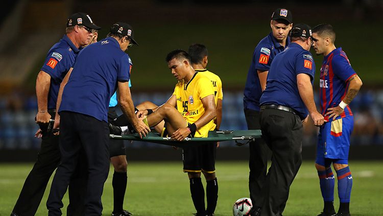 Sandi Darman Sute ditandu keluar lapangan karena cedera. Copyright: © Tony Feder/Getty Images