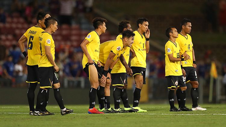 Para pemain Persija tertunduk lesu selepas pertandingan. Copyright: © Tony Feder/Getty Images