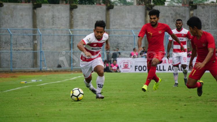 Bintang Madura United, Andik Vermansyah di kawal pemain Timnas Indonesia U-22, Selasa (12/02/19) sore. Copyright: © Fitra Herdian/INDOSPORT
