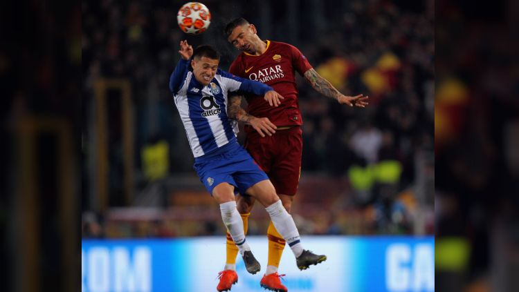 Aleksandar Kolarov dan Otavio berebut bola dalam duel udara dalam pertandingan Liga Champions, AS Roma vs Porto, Rabu (13/02/19). Copyright: © GettyImages