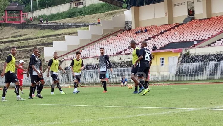 Suasana Latihan Skuat Persipura Jayapura di Stadion Mandala. Copyright: © Sudjarwo/INDOSPORT