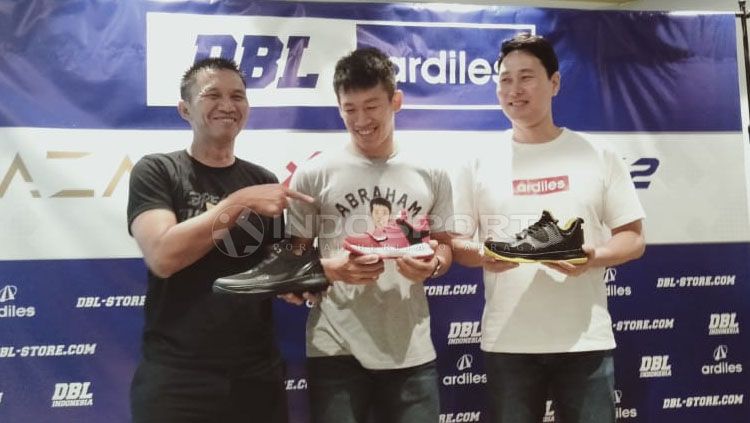 Peluncuran Sepatu DBL dihadiri oleh Azrul Ananda (Founder & CEO DBL Indonesia), Abraham Damar Grahita (atlet Timnas Basket Putra Indonesia), Kim Pan Seung (Direktur A1 Ardiles) Copyright: © Bella Wulansari/INDOSPORT