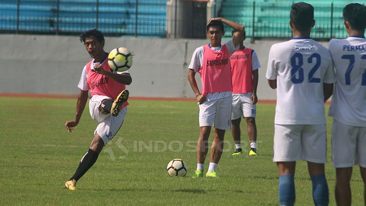 Heru Setiawan menendang bola Copyright: © Ronald Segera Prabwo/INDOSPORT