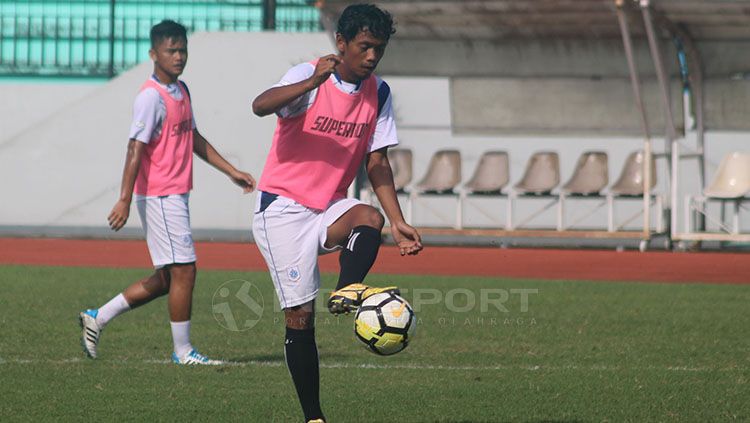 Heru Setiawan alias Eto'o ketika mengontrol bola. Copyright: © Ronald Segera Prabwo/INDOSPORT