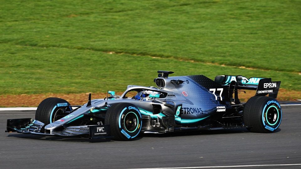 Pembalap Mercedes, Lewis Hamilton berhasil meraih pole position usai menjadi yang tercepat di sesi kualifikasi Formula 1 (F1) GP Inggris, Sabtu (01/08/20). Copyright: © Twitter/Mercedes-AMG F1