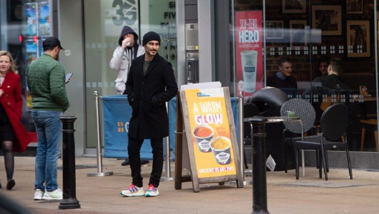 Ilkay Gundogan terciduk membeli jersey Manchester United saat jalan-jalan Copyright: &copy; Sun Sport