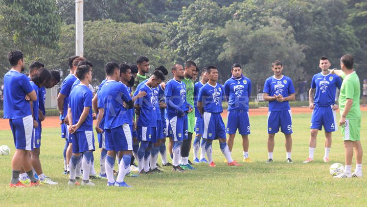 Suasana latihan pemain Persib Bandung dipimpin Miljan Radovic. Copyright: © Arif Rahman/INDOSPORT