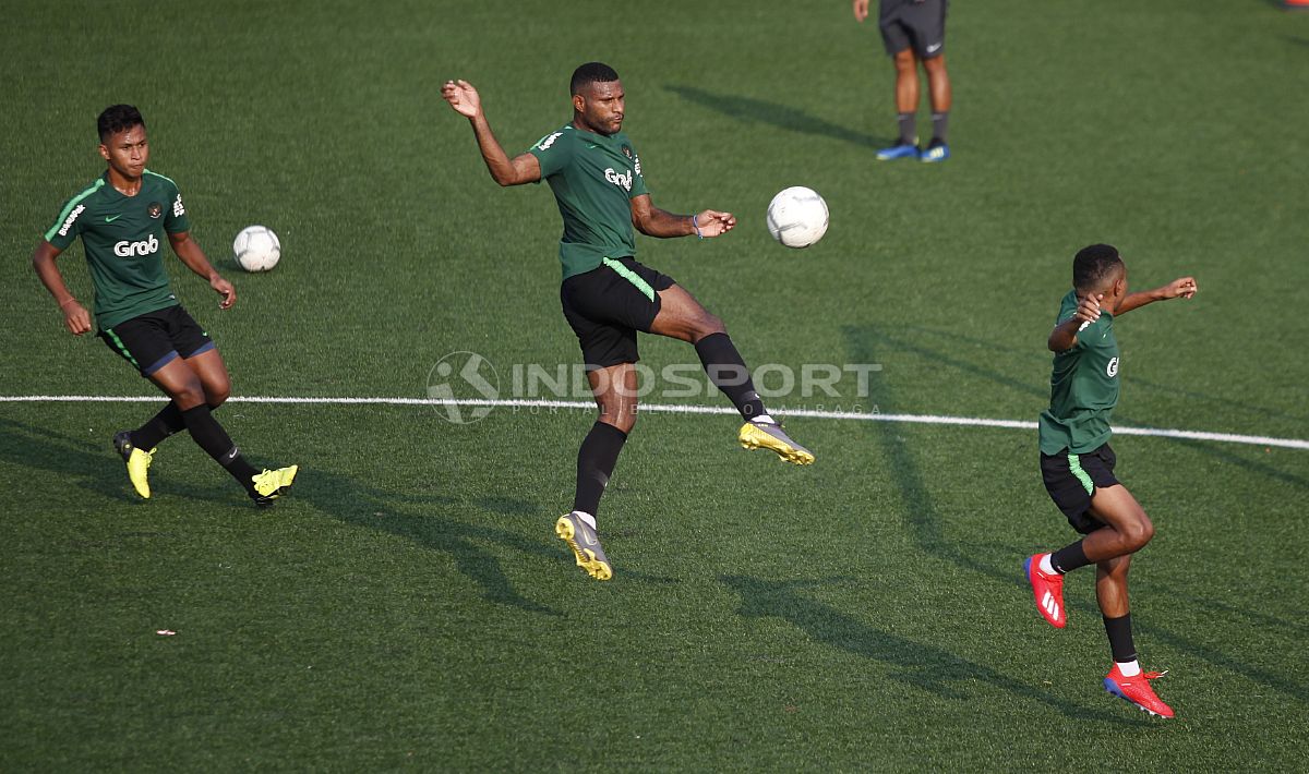 Marinus Wanewar mengambil bola atas dalam sesi latihan di Lapangan ABC Senayan, Jakarta. Copyright: © Herry Ibrahim/INDOSPORT