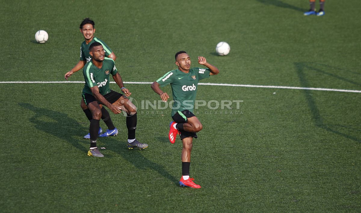 Todd Ferre dan Marinus Wanewar mengambil bola atas dalam sesi latihan di Lapangan ABC Senayan, Jakarta. Copyright: © Herry Ibrahim/INDOSPORT