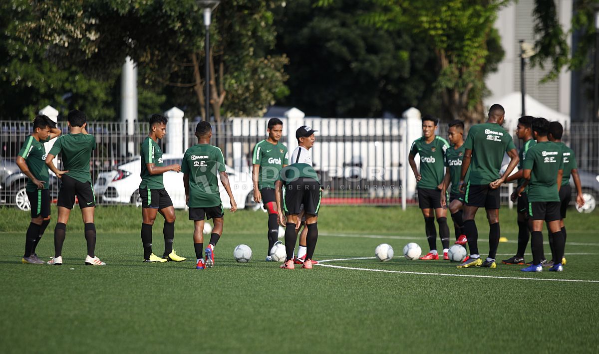 Situasi latihan Timnas Indonesia U-22 di Lapangan ABC Senayan, Jakarta. Copyright: © Herry Ibrahim/INDOSPORT