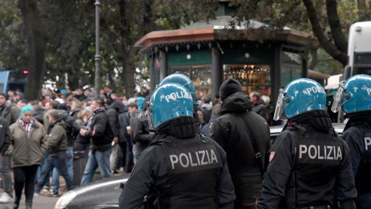 Sejumlah polisi berkumpul untuk mengamankan pertandingan Lazio vs Sevilla. Copyright: © NewsClick