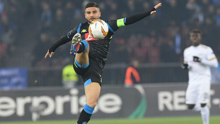 Lorenzo Insigne berusaha mengendalikan bola dalam pertandingan Zurich vs Napoli, Jumat (15/02/19). Copyright: © GettyImages
