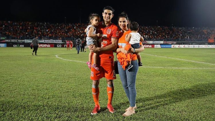 Pemain Borneo FC, Matias Conti bersama istri dan anaknya. Copyright: © Matias Conti