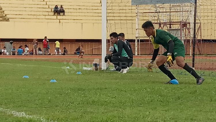 Kiper Persipura U-19, Adzib Al Hakim Arsyad saat menjalani trial bersama tim senior Copyright: © Sudjarwo/INDOSPORT
