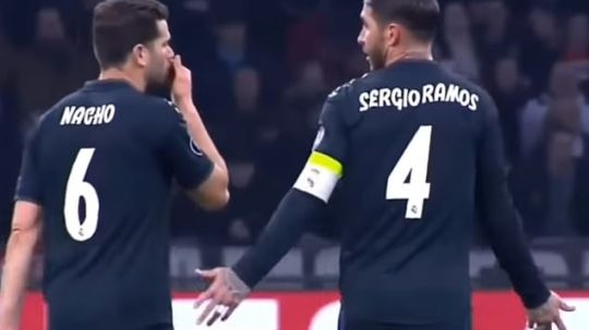 Sergio Ramos berbicara dengan Nacho pasca Asensio mencetak gol. Copyright: © Daily Mail