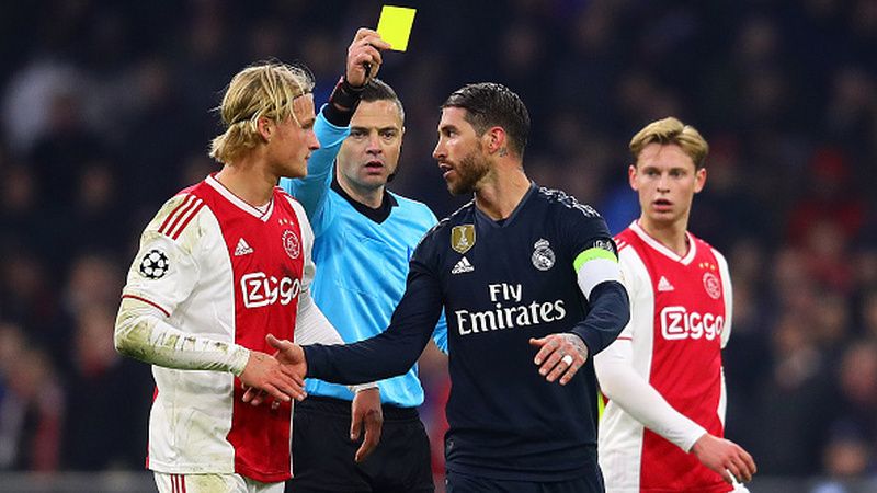 Sergio Ramos (kanan) menyalami Kasper Dolberg pasca melakukan pelanggaran. Copyright: © GettyImages