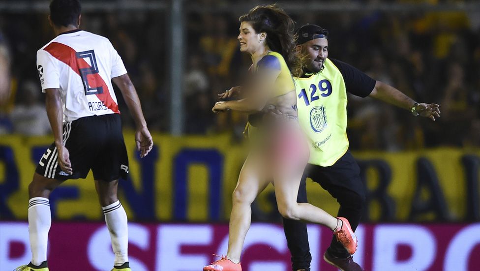 Seorang fan wanita asal Argentina berlari dalam Keadaan telanjang di laga River Plate vs Rosario Central. Copyright: © rt/Marcelo Endelli