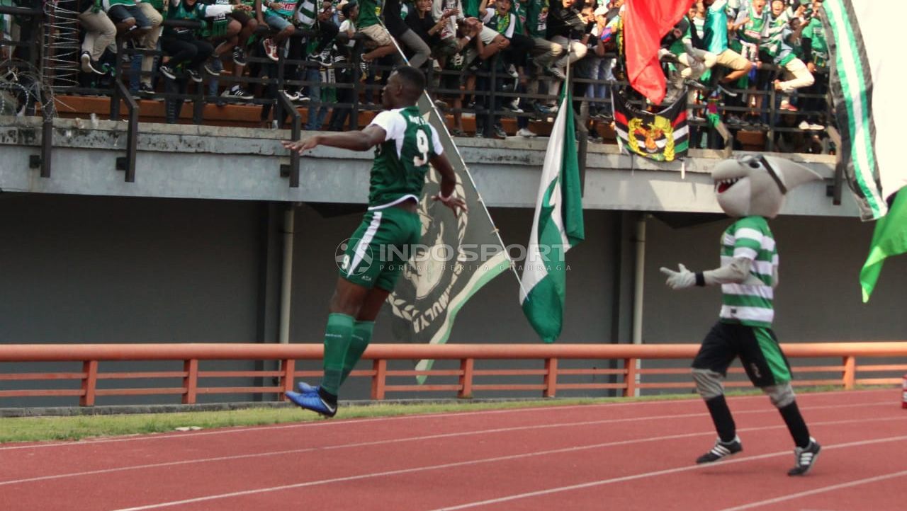 Selebrasi gol Amido Balde (Persebaya surabaya) saat menjebol gawang Persinga Ngawi. Copyright: © Fitra Herdian/Indosport.com