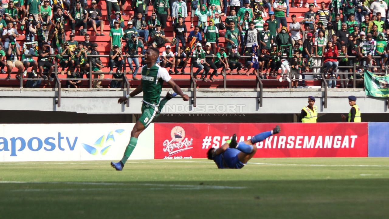 Selebrasi gol Amido Balde (Persebaya surabaya) saat menjebol gawang Persinga Ngawi. Copyright: © Fitra Herdian/Indosport.com