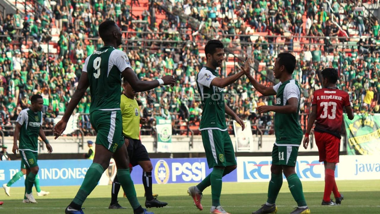 Amido Balde (Persebaya surabaya) saat rayakan gol dengan teman setimnya. Copyright: © Fitra Herdian/Indosport.com