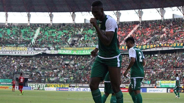 Striker asing Persebaya, Amido Balde.  Copyright: © Fitra Herdian/indosport.com