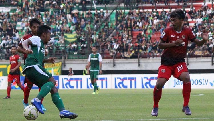 Laga antara Persebaya vs Persinga Copyright: © Fitra Herdian/indosport.com