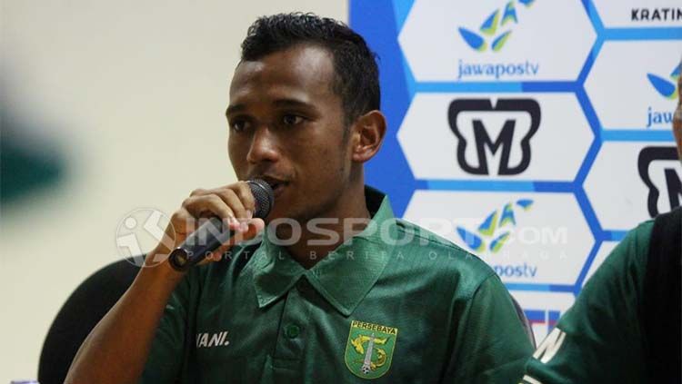 Pemain Persebaya, Irfan Jaya saat memberikan keterangan pada sesi jumpa pers usai laga Persebaya vs Persinga. Copyright: © Fitra Herdian/indosport.com