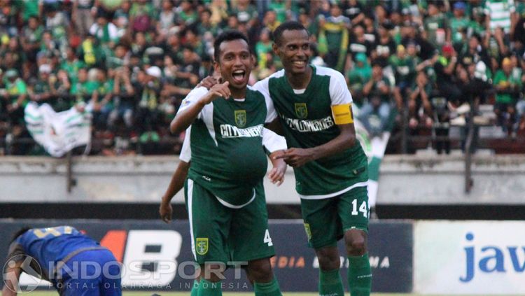 Selebrasi Irfan Jaya. Copyright: © INDOSPORT/Fitra Herdian