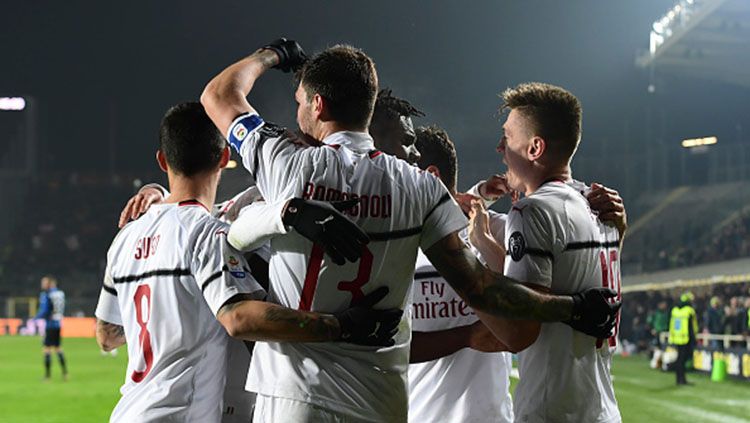 Skuat AC Milan merayakan gol ke gawang Atalanta.  Copyright: © GettyImages