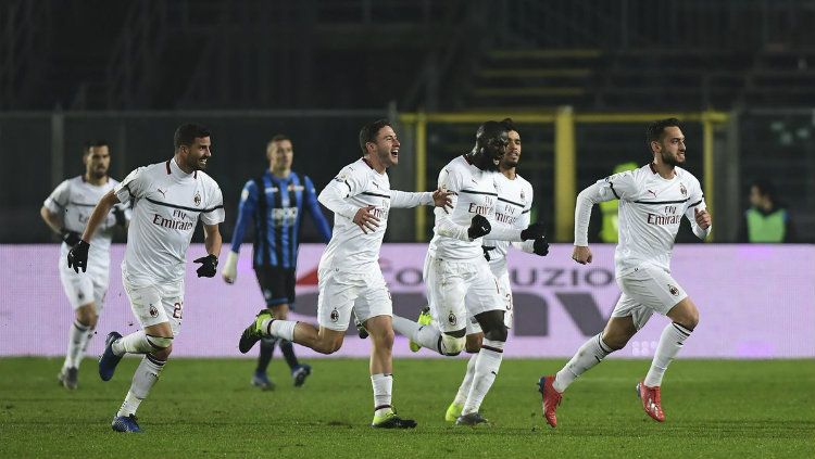 Para pemain AC Milan merayakan gol ke gawang Atalanta di Serie A Italia 2018/2019, Minggu (17/02/19). Copyright: © Twitter/@africa_milan