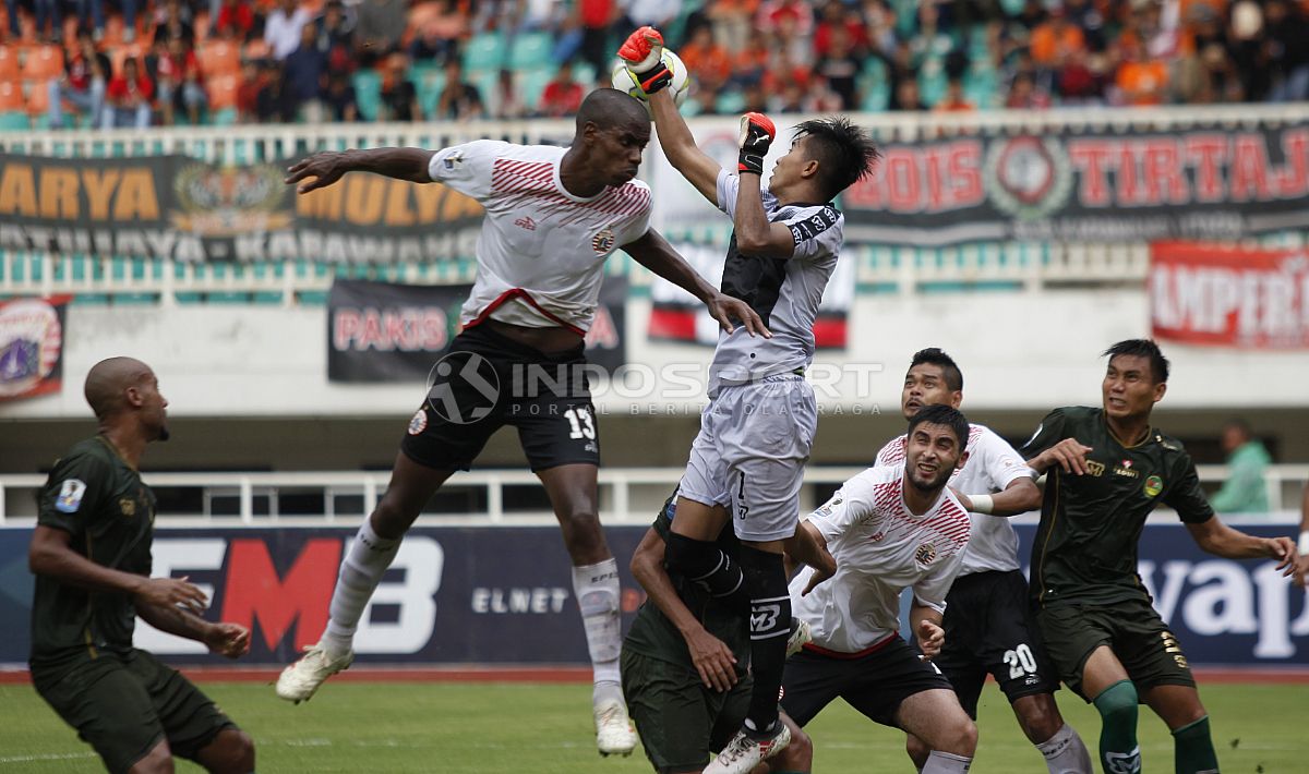 Situasi duel udara pertandingan PS TIRA melawan Persija Piala Indonesia. Copyright: © Herry Ibrahim/INDOSPORT