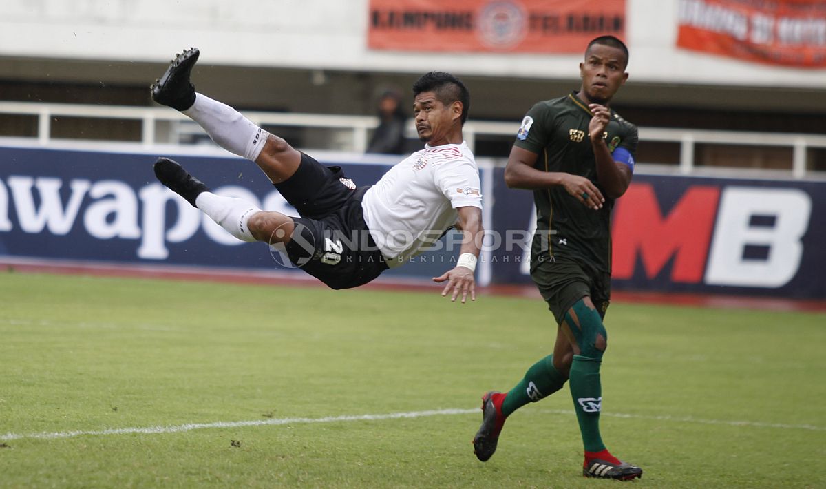 Aksi tendangan salto Bambang Pamungkas ke gawang PS Tira Persikabo Copyright: © Herry Ibrahim/INDOSPORT