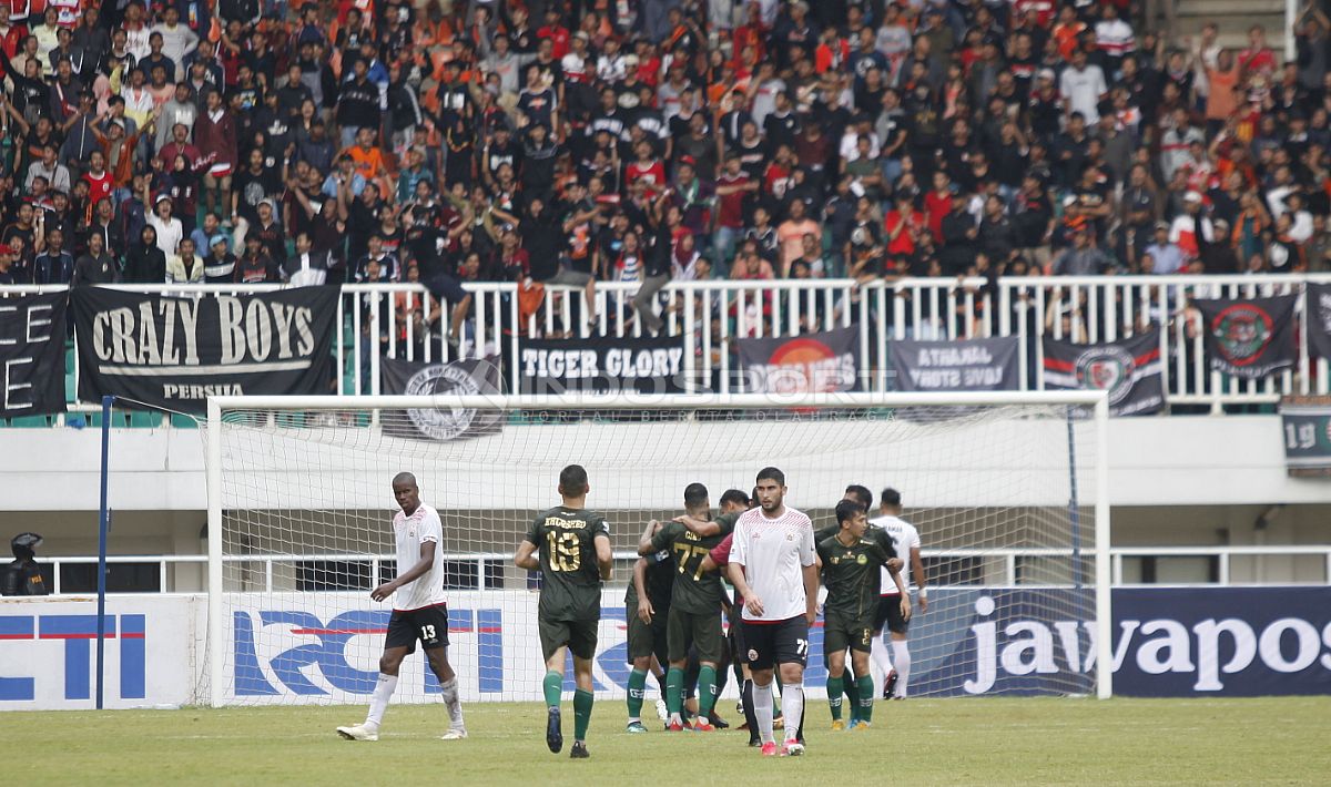 Suasana penonton di laga PS Tira Persikabo vs Persija Jakarta Copyright: © Herry Ibrahim/INDOSPORT