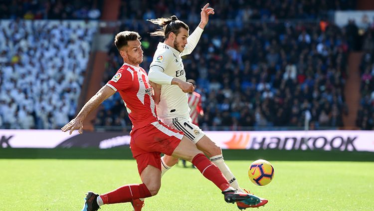 Gareth Bale saling sikut  dengan pemain Girona Pedro Alcala Copyright: © GettyImages