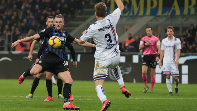 Milan Skriniar saat hendak melepaskan tendangan di pertandingan Inter Milan vs Sampdoria, Senin (18/02/19). Copyright: © GettyImages