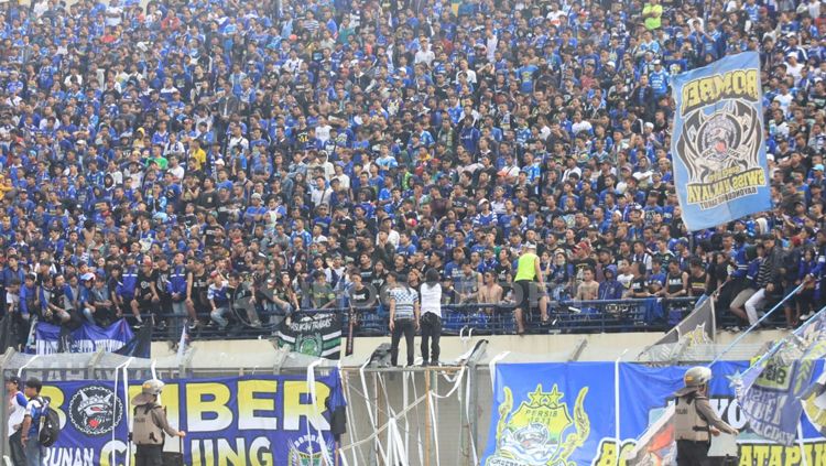 Bobotoh mendukung Persib Bandung dari tribun stadion. Copyright: © Arif Rahman/INDOSPORT