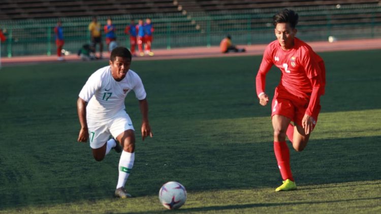 Duel pemain Timnas Indonesia U-22 vs Myanmar mengejar bola Copyright: © PSSI