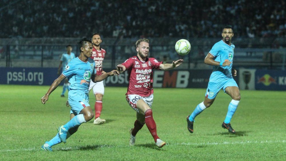 Melvin Platje berusaha menguasai bola Copyright: © Bali United