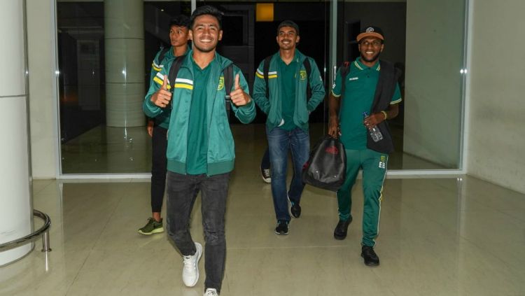 Koko Arya, Novan Setya, Imam Arif dan Elisa Basna tiba di bandara Jalaluddin Gorontalo, Senin (18/02/19) jelang pertandingan Kratingdaeng Piala Indonesia. Copyright: © Media Persebaya