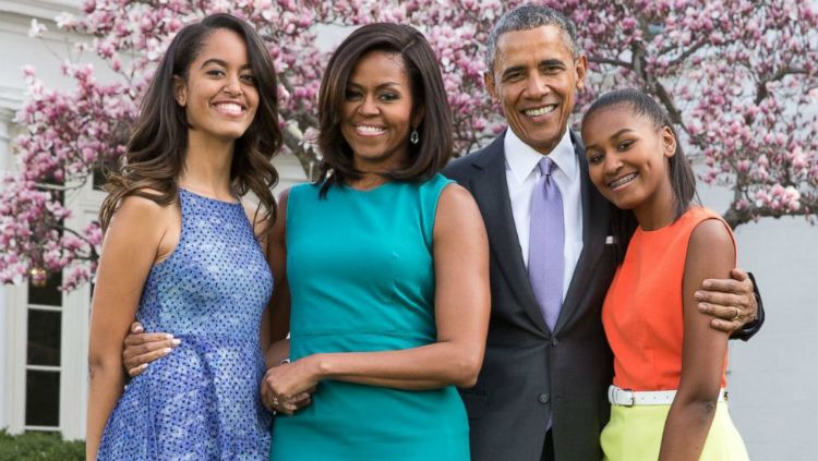 Malia (kiri) bersama Michelle, Barack, dan Sasha Obama. Copyright: © Wikimedia Commons