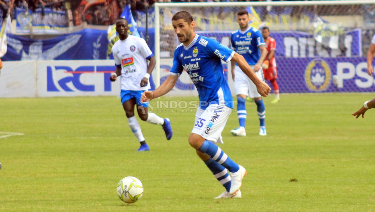 Pemain asing Persib, Srdan Lopicic saat menghadapi Arema FC di leg pertama babak 16 besar Kratingdaeng Piala Indonesia, Senin (18/02/19). Copyright: © Arif Rahman/Indosport.com