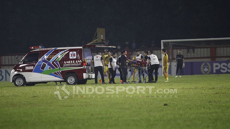 Jajang Mulyana sempat dilarikan ke rumah sakit usai laga Bhayangkara FC vs PSIS Semarang. Copyright: © Herry Ibrahim/INDOSPORT