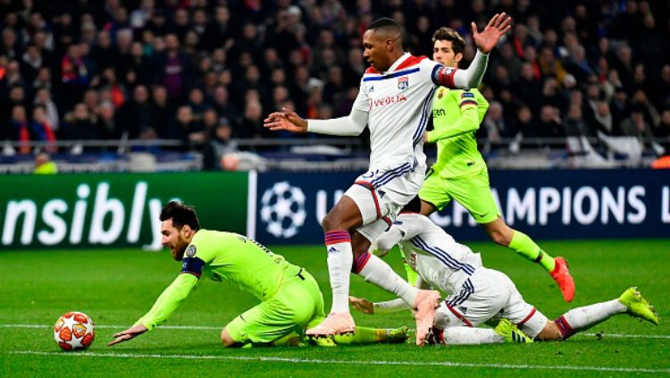 Lionel Messi terjatuh usai mendapat pengawalan ketat di pertandingan Lyon vs Barcelona, Rabu (20/02/19). Copyright: © GettyImages