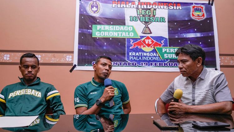 Asisten Pelatih Persebaya, Bejo Sugiantoro dalam sesi jumpa pers jelang Persebaya vs Persidago Copyright: © Media Persebaya