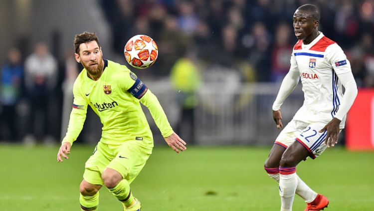 Lionel Messi mencoba menggiring bola di pertandingan Lyon vs Barcelona, Rabu (20/02/19). Copyright: © GettyImages