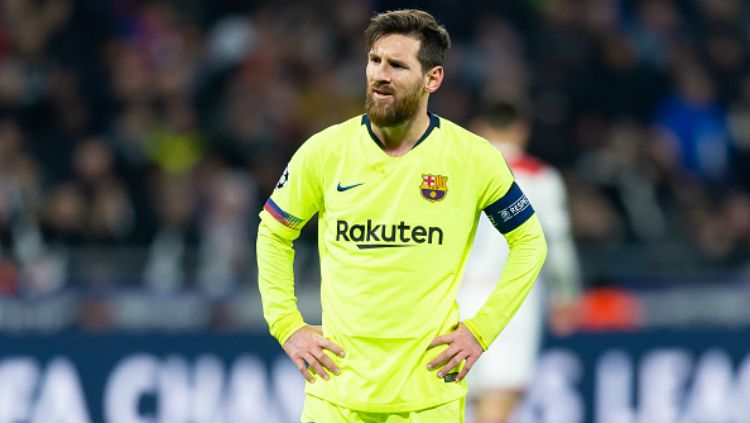 Lionel Messi meratapi peluang yang terbuang sia-sia dalam pertandingan Lyon vs Barcelona, Rabu (20/02/19). Copyright: © GettyImages