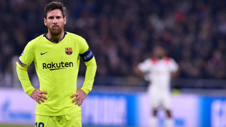 Lionel Messi terlihat frustrasi saat pertandingan Lyon vs Barcelona berakhir imbang tanpa gol. Copyright: © GettyImages