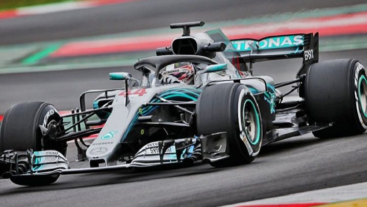 Rumor bakal hengkangnya Lewis Hamilton dari tim Mercedes kembali mencuat usai juara dunia Formula 1 itu melakukan pertemuan dengan bos Ferrari, John Elkann. Copyright: © F1i.com